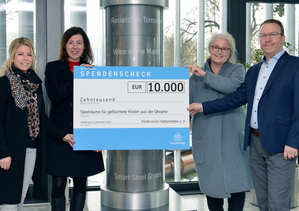 Symbolische Scheckbergabe (von links): Lana Horstmann, freigestellte Betriebsrtin der thyssenkrupp Rasselstein GmbH, Carmen Tschage, Beiratsmitglied des Frdervereins Httenhelden, Ulrike Ackermann, Sachbearbeiterin im Kita-Bereich und Bernhard Fuchs, Leiter des Jugendamtes der Stadt Neuwied. (Foto: thyssenkrupp Rasselstein)