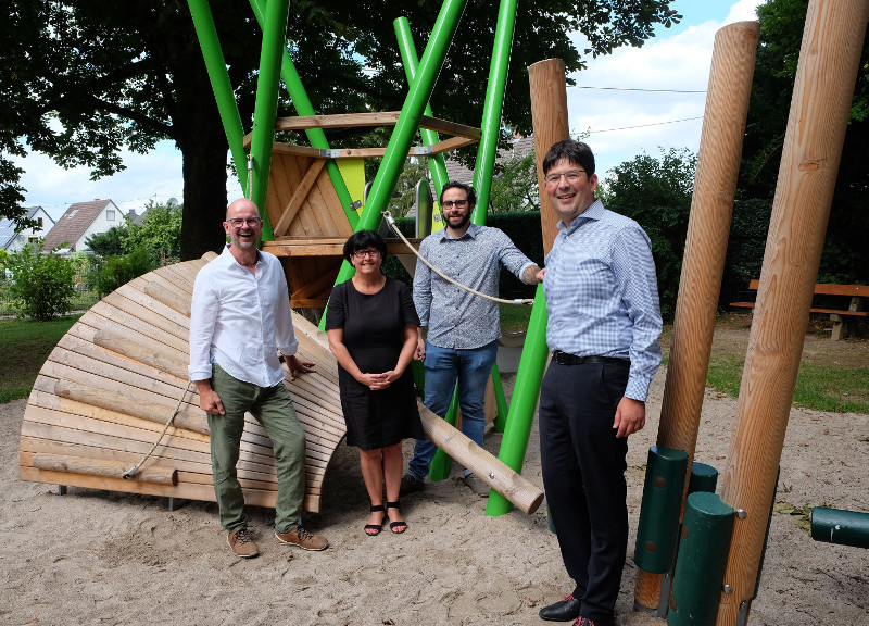 Harald Schwer, Petra Grabis, Nico Siebke und Michael Mang freuen sich, dass der Spielplatz fertig gestellt werden konnte. Foto: Pressebro Neuwied
