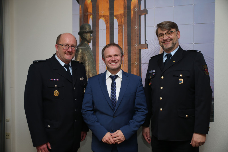 Am ersten offiziellen Austausch zweier frisch Gewhlter", dem LFV-Prsident Frank Hachemer (rechts) und Neuwieds Oberbrgermeister Jan Einig (Mitte), nahm auch Wilfried Hausmann (links), der Wehrleiter der Neuwieder Feuerwehr, teil. Foto: Eckhard Schwabe
