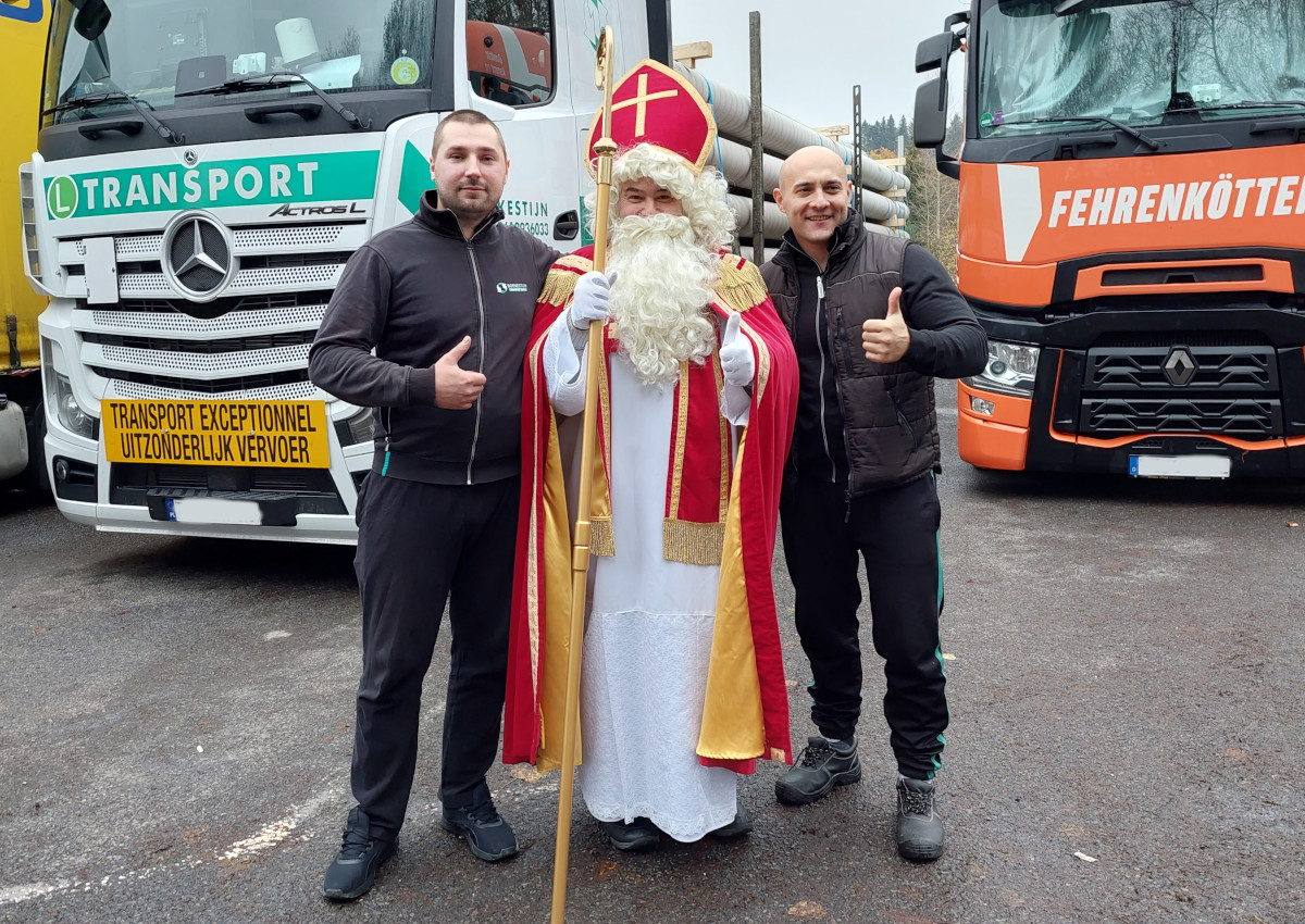 Volle Geschenktten: Nikolaus aus Neuwied berrascht LKW-Fahrer auf Autobahn-Rastpltzen