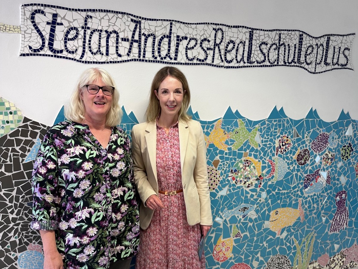 Schulleiterin Monika Koch und Landtagsabgeordnete Ellen Demuth im Austausch (Foto: Brgerbro der Landtagsabgeordneten Ellen Demuth)