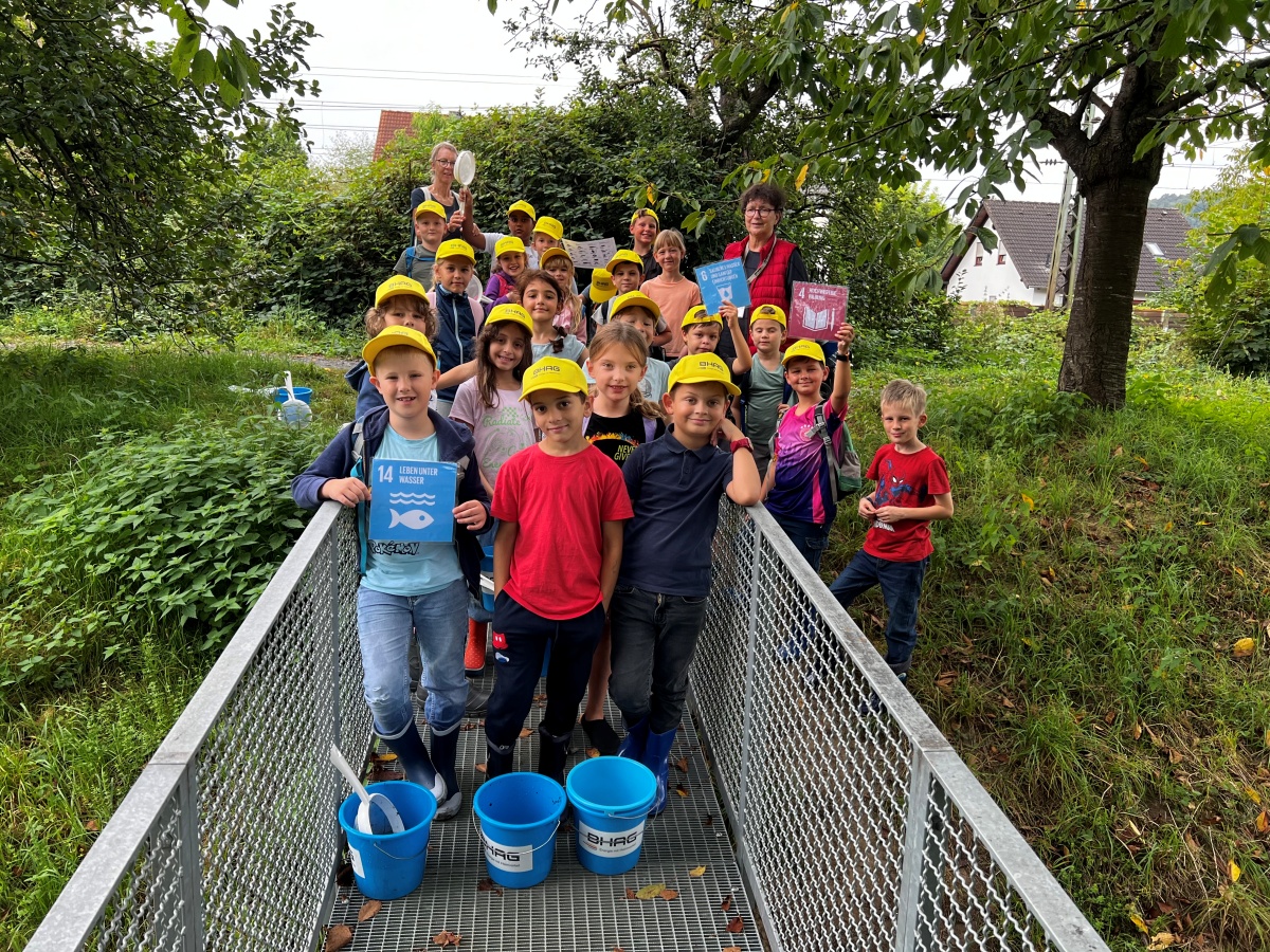 Klasse 3a der GS Unkel zusammen mit Teampartnerin Frau Schuster (hinten links) und BHAG Projektleitung Maria-Elisabeth Loevenich  (hinten rechts) bei der Gewssergteuntersuchung am Hhnerbach (Foto: Marlies Loevenich)