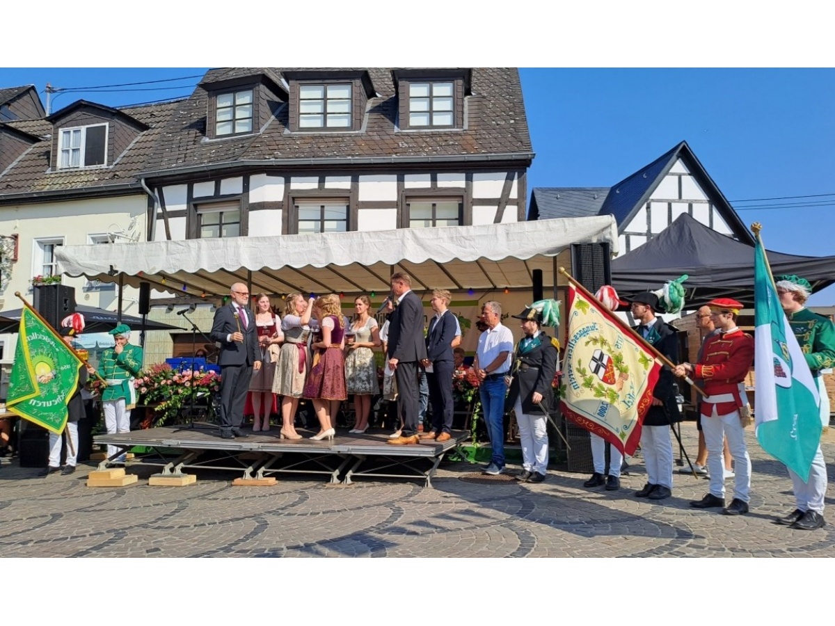 Stadtbrgermeister Alfons Muhoff und die beiden Weinkniginnen Lucie Tillmann und Maria Rechmann bei der Krnungszeremonie auf dem Unkeler Weinfest (Foto: Anna Muhoff)