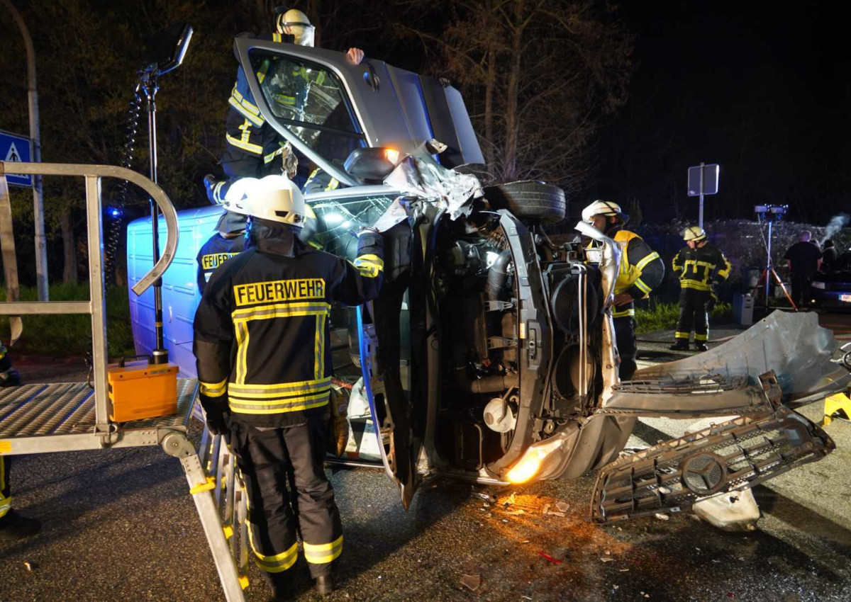 Betrunken und zu schnell: Transporter verursacht schweren Unfall auf der B42 in Neuwied