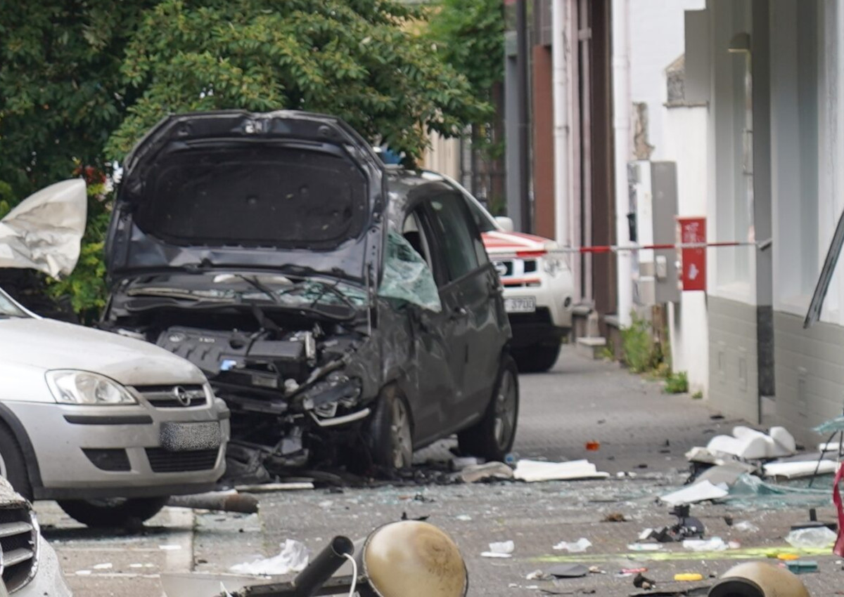 AKTUALISIERT: Unfall in Neuwied, Auto kracht in Friseursalon - Sechs Verletzte, Ursache unklar