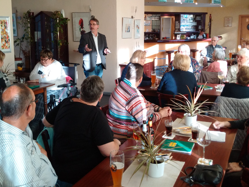 VdK-Vorsitzender Sven Lefkowitz (stehend) bei der Begrung der Gste. Foto: Privat