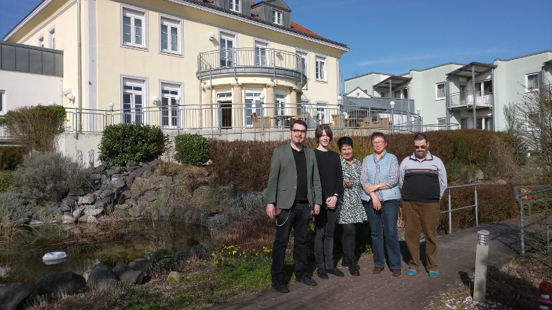 Tobias Hrtling (VdK), Kristian Maikowske, Barbara Khlinger (beide Villa Sonnenhgel), Gertrud Haag und Dieter Kmpfel (beide VdK) freuen sich auf den ersten Kaffenachmittag. Foto: VdK
