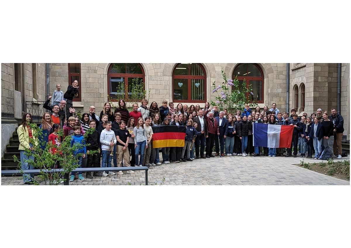 Doppelten Anlass zum Feiern hatte jetzt das Werner-Heisenberg-Gymnasium mit der Fertigstellung des "grnen Klassenzimmers" und der 30-jhrigen Partnerschaft mit dem Collge Jehan Bodel in Arras in Frankreich (Foto: Matteo Hlevnjak)