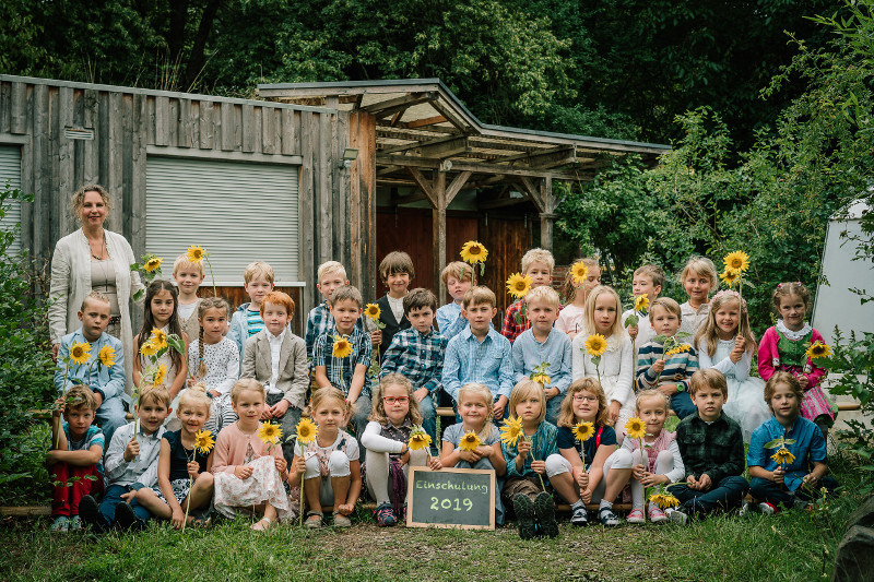 Waldorfschule begrt Erstklssler mit Sonnenblumen