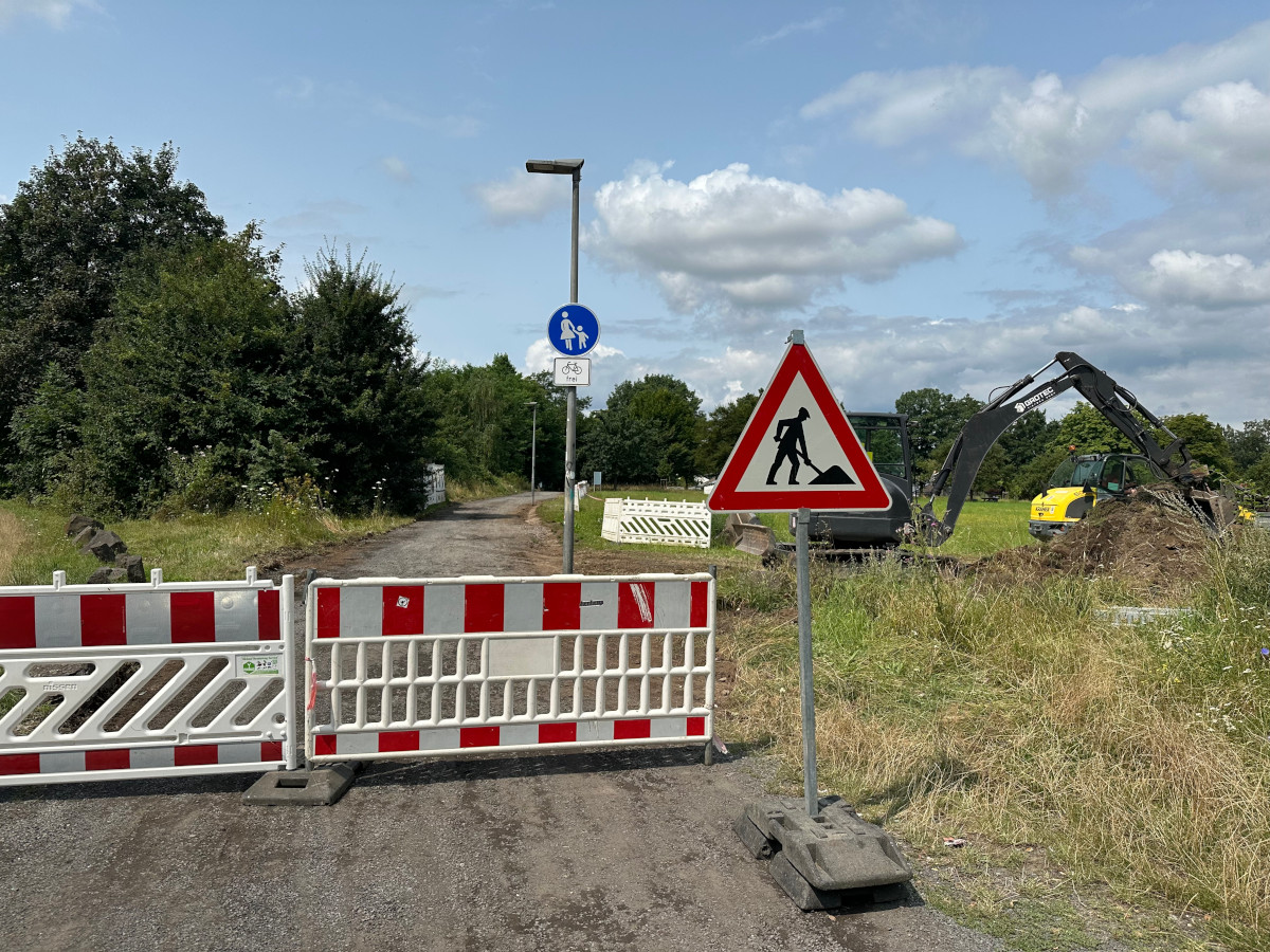 Die Arbeiten am Verbindungsweg zwischen dem Raiffeisenring und dem Gewerbegebiet Distelfeld haben begonnen. Aktuell wird der geschotterte Weg auf 3,50 Meter verbreitert. Die Hauptarbeiten in der Unterfhrung beginnen im September. (Foto: Stadt Neuwied / Ulf Steffenfauseweh)