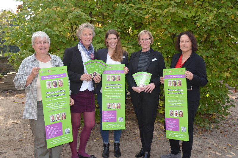 Die Organisatorinnen mit Flyer und Plakat zur Veranstaltung am 6. November. Foto: Privat