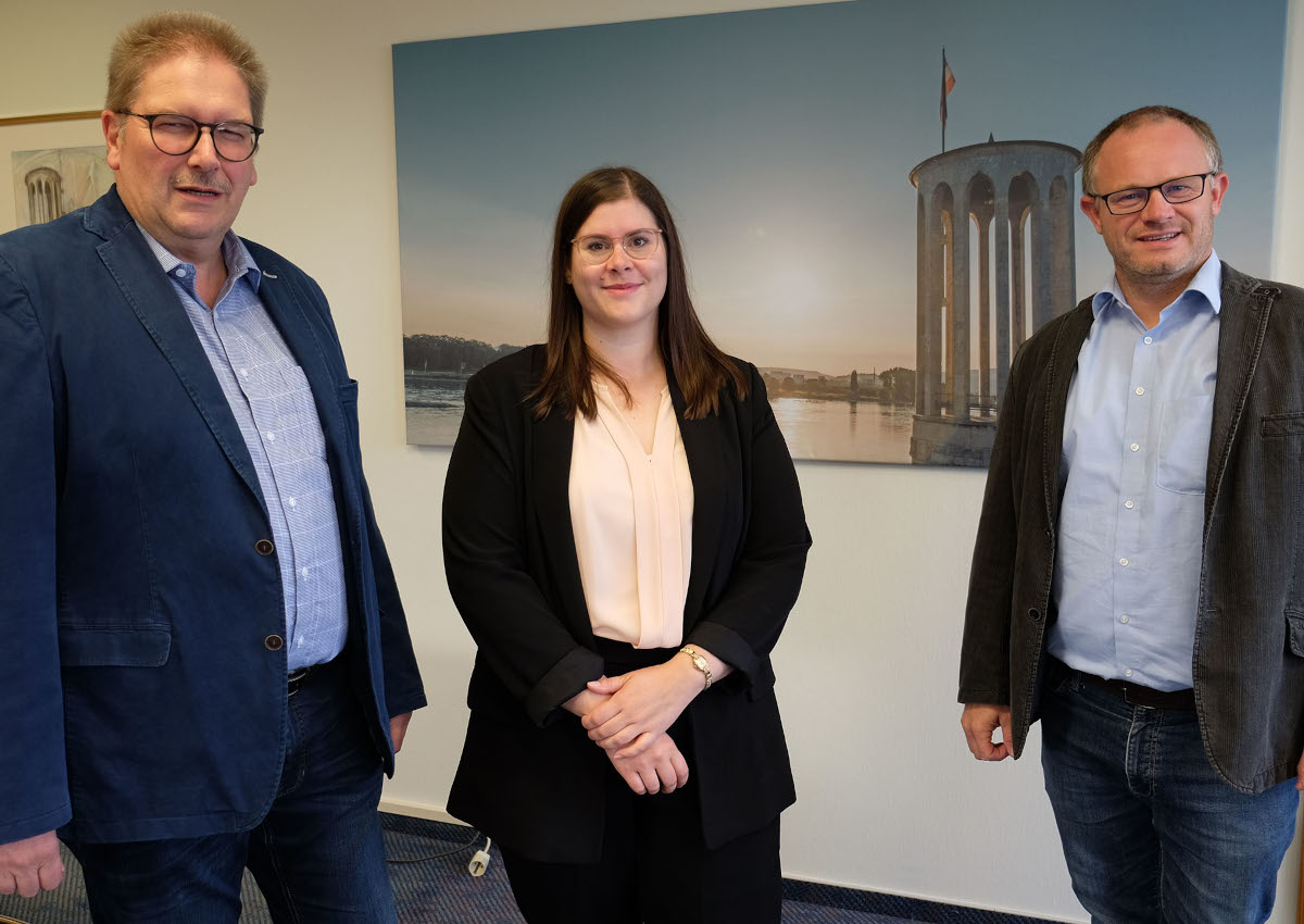 Oberbrgermeister Jan Einig (rechts) begrte nun offiziell Alexandra Rnz, die Jrgen Mller (links) nachfolgt. (Foto: Stadt Neuwied)