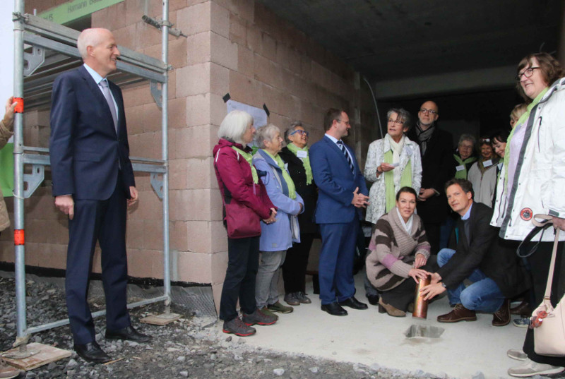 Auch ein Glckspfennig war in der Zeitkapsel. War er doch lange Zeit das Zahlungsmittel der zuknftigen Bewohner. Er symbolisierte anderen Reichtum der im Wohnprojekt entstehen wird. Foto: Privat
