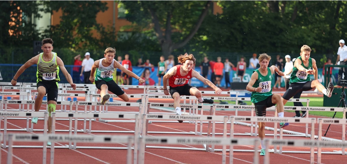 Noah Seibel (Dritter von rechts) ist der neue Deutsche Meister im M14-Neunkampf. (Foto: LG Rhein-Wied)