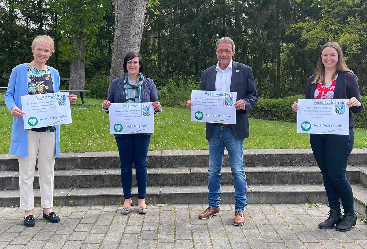 Werben gemeinsam um rzte fr den Westerwaldkreis (v.l.n.r.): Erste Kreisbeigeordnete Gabriele Wieland, Dr. med. Katrin Winterberg, Landrat Achim Schwickert und Miriam Kretz. (Foto: Kreisverwaltung Westerwaldkreis)