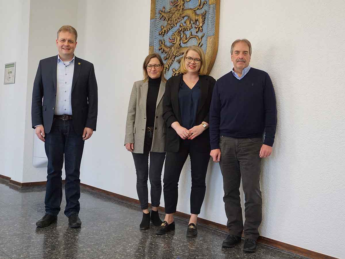 Gerrit Mller, Brgermeister der Verbandsgemeinde Rennerod; Nikola Bechtler, Projektentwicklung, IWG GmbH; Rebekka
Kreiling, Rechtsanwltin, HFBP Rechtsanwlte und Notar; Konrad Groth, Abteilungsleiter Zentralverwaltung, Verbandsgemeindeverwaltung Rennerod. (Foto: VG Rennerod)
