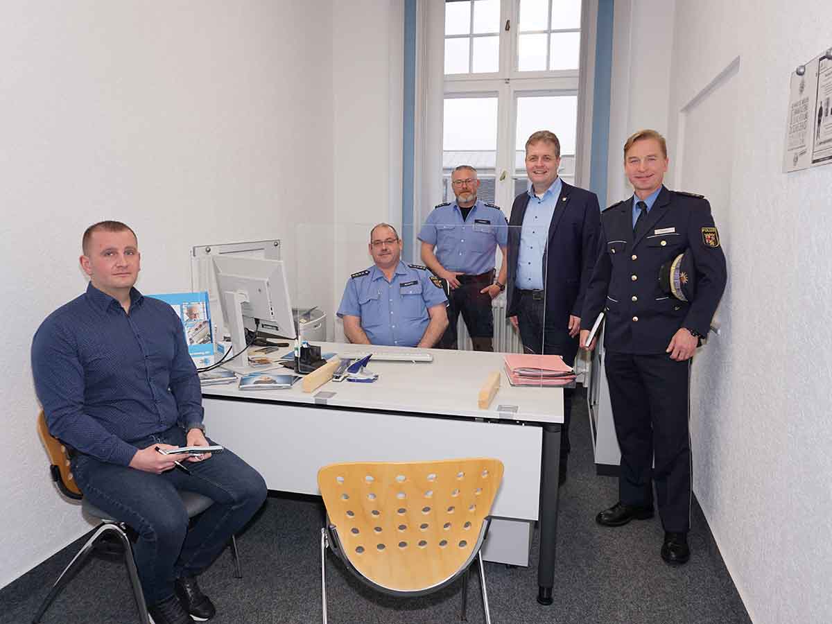 Eugen Penk (stellvertretender Abteilungsleiter Ordnungs-/Sozialabteilung der Verbandsgemeindeverwaltung), Polizeihauptkommissar Mario Reusch und Polizeihauptkommissar Stefan Kossak (Polizei-Bezirksdienst), Brgermeister Gerrit Mller, Polizeioberrat Norbert Skalski (Leiter der Polizeiinspektion Westerburg). (Foto: Ina Sanden)