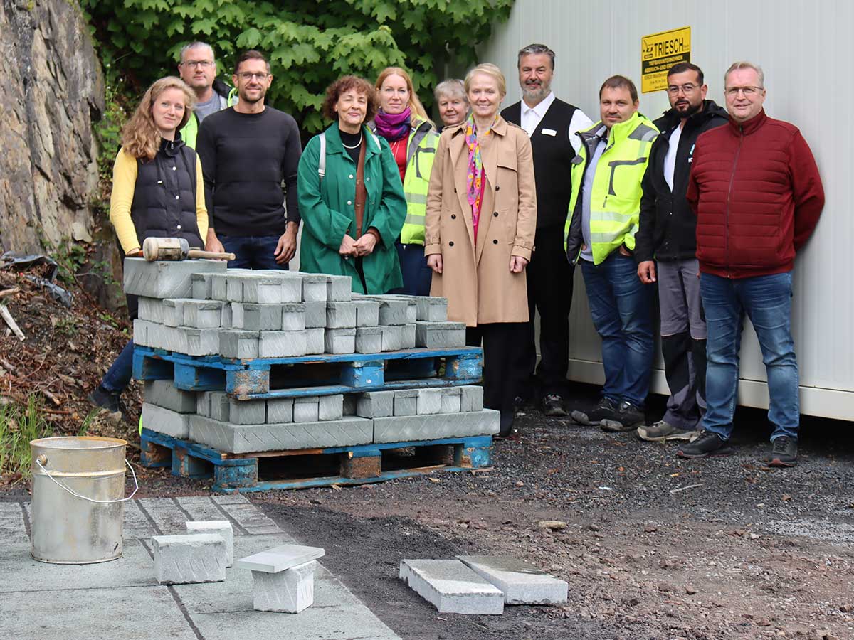 Bauprojekt Bahnhofstrae kommt gut voran - Musterflche fr Pflaster angelegt