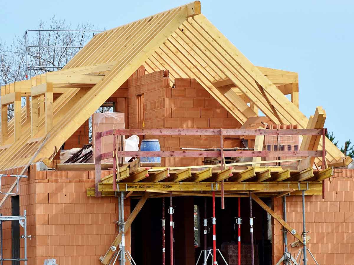 Energietipp der Verbraucherzentrale: Neubau aus Holz oder Stein?