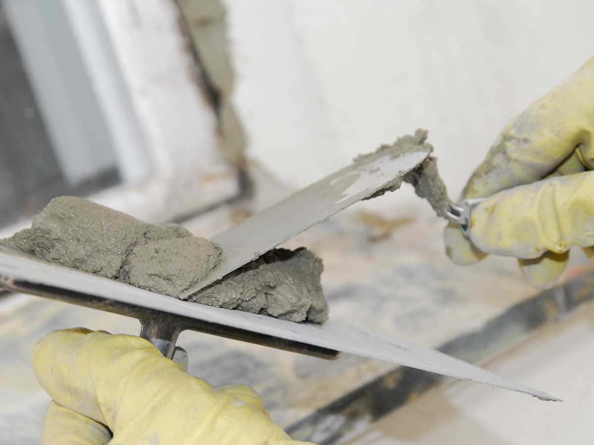 Kelle in Maurerhand: Der Bau sucht hnderingend Leute. (Foto: IG BAU / Tobias Seifert)