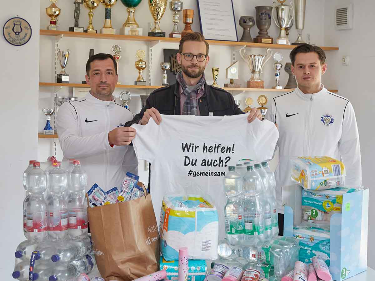 Untersttzt wird die Hilfsaktion unter anderem von Brgermeister Ulrich Richter-Hopprich (Mitte), der den Vorsitzenden Nikita Bitner (rechts) und Alexander Samonin (rechts), Abteilungsleiter Fuball, im Sportlerheim in Eschelbach besuchte. (Foto: FC Lokomotive Montabaur)