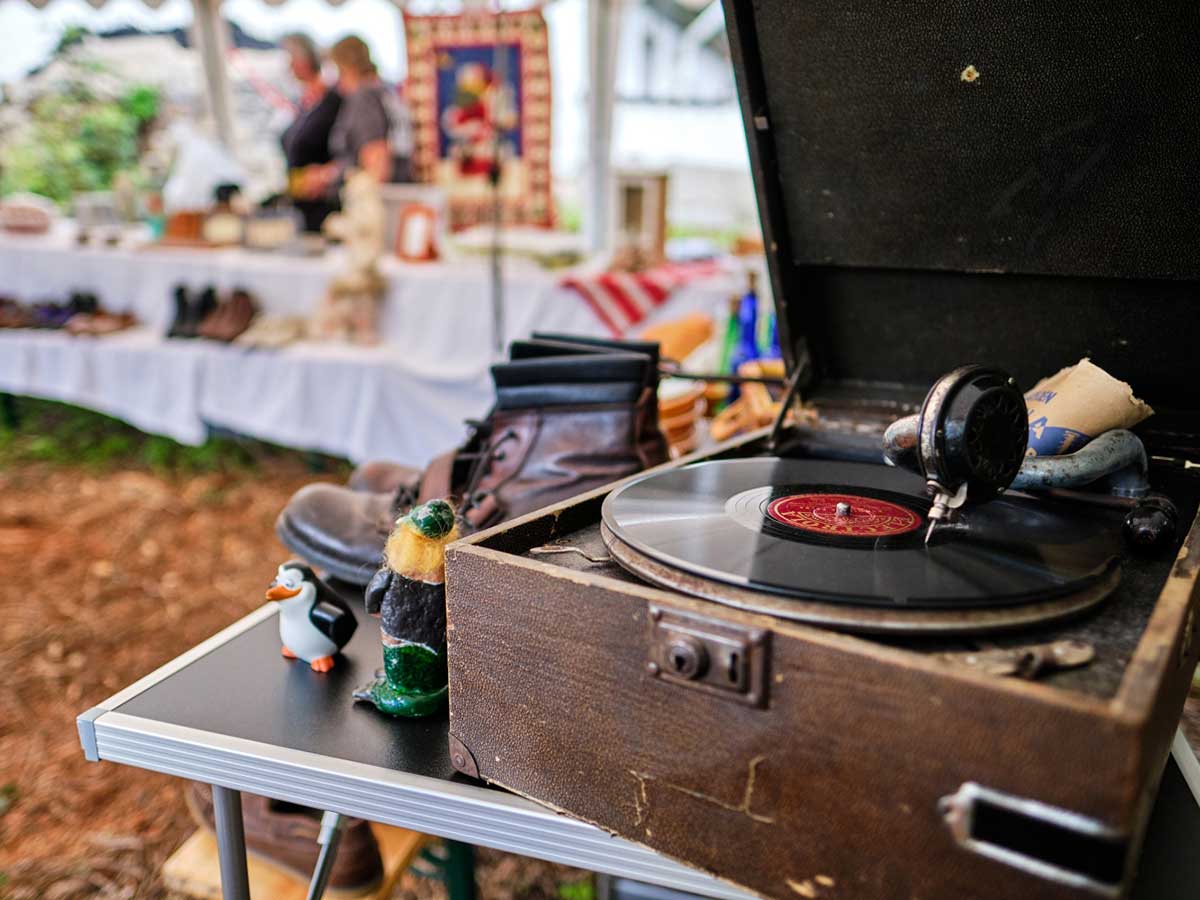 Hfe und Grten ffnen zum Flohmarkt. (Foto: Herbert Ruch)