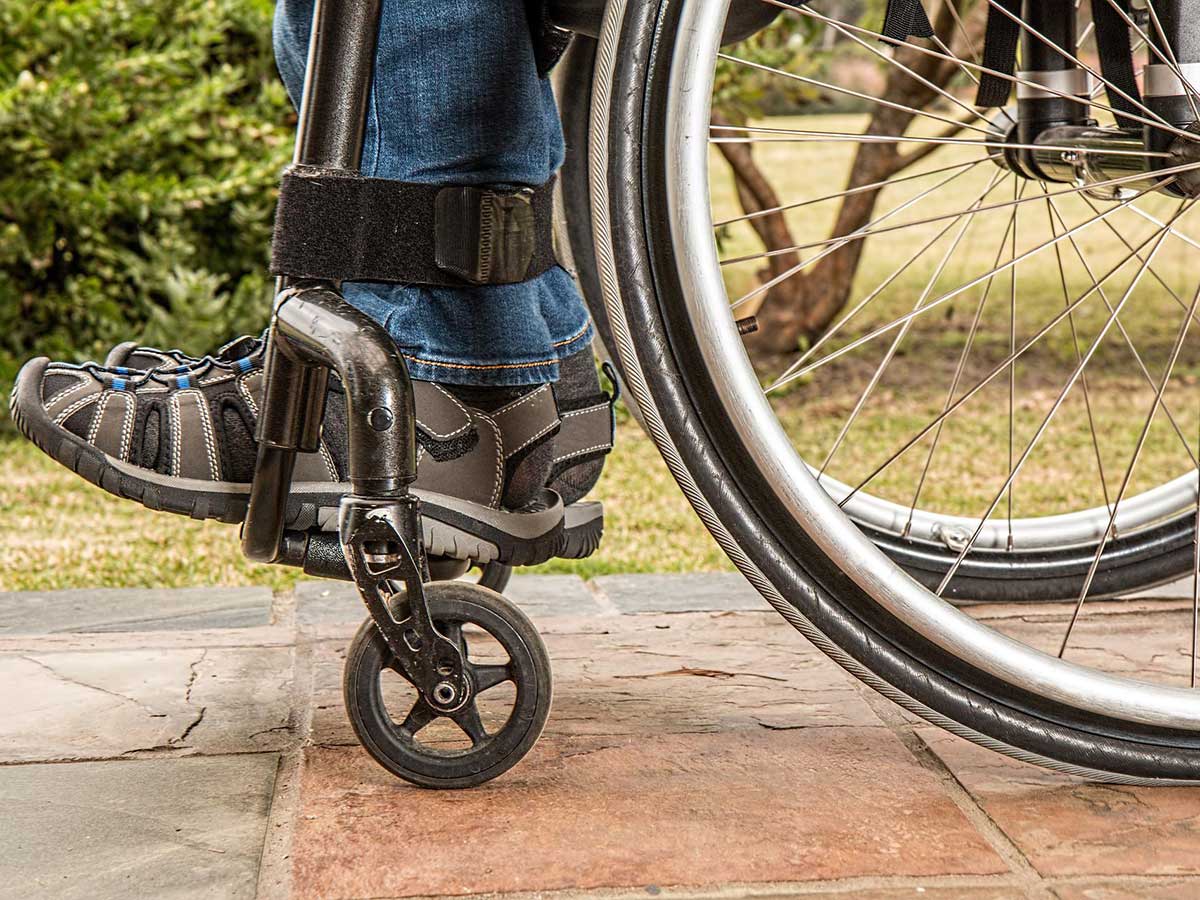 Dreister Diebstahl einer Damenhandtasche einer Rollstuhlfahrerin