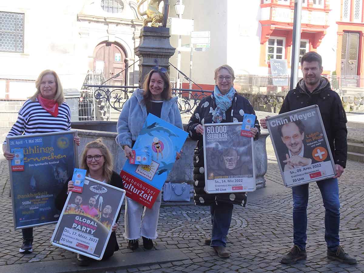 Groe Freude bei allen Beteiligten der Hachenburger KulturZeit. (Foto: Wolfgang Rabsch)