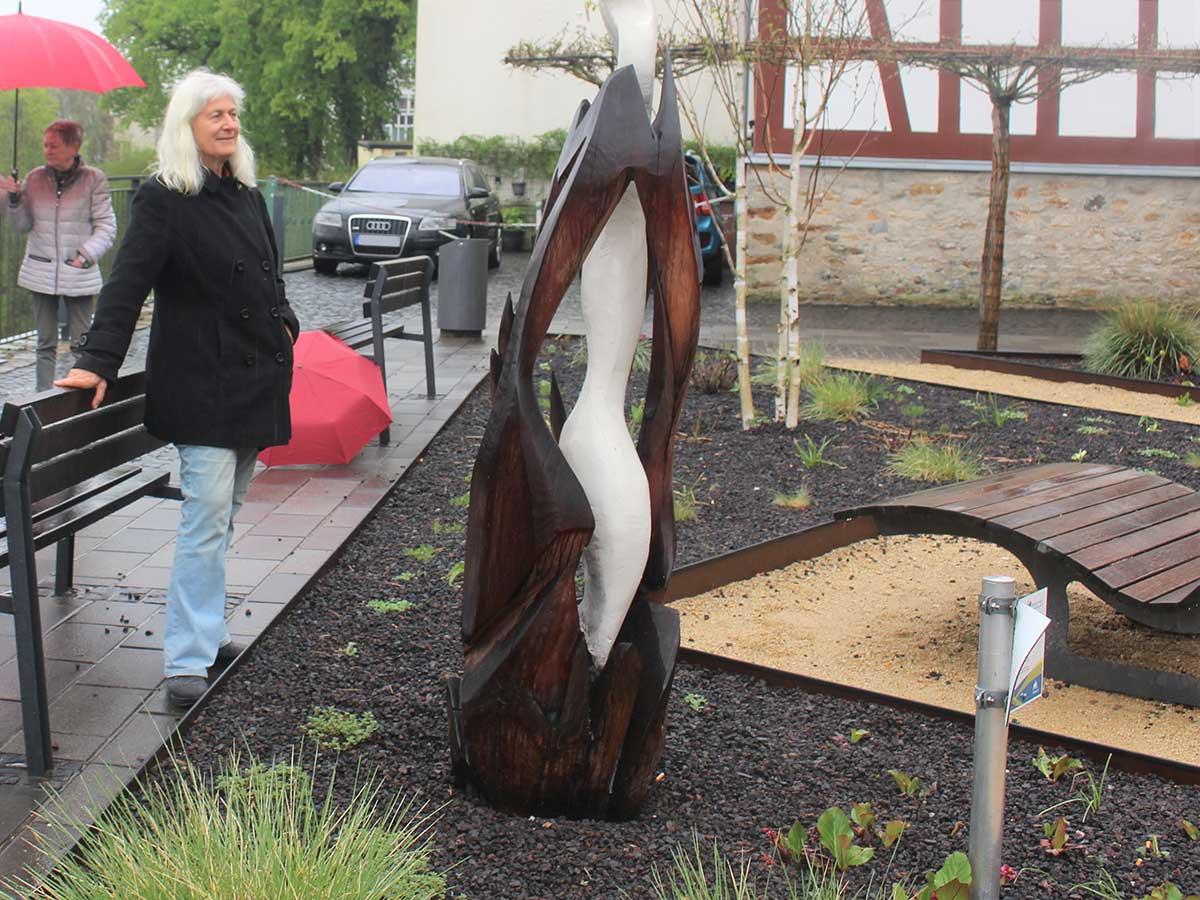 Knstlerin bergab Skulptur "Erneuerung" fr den Europischen Skulpturenweg