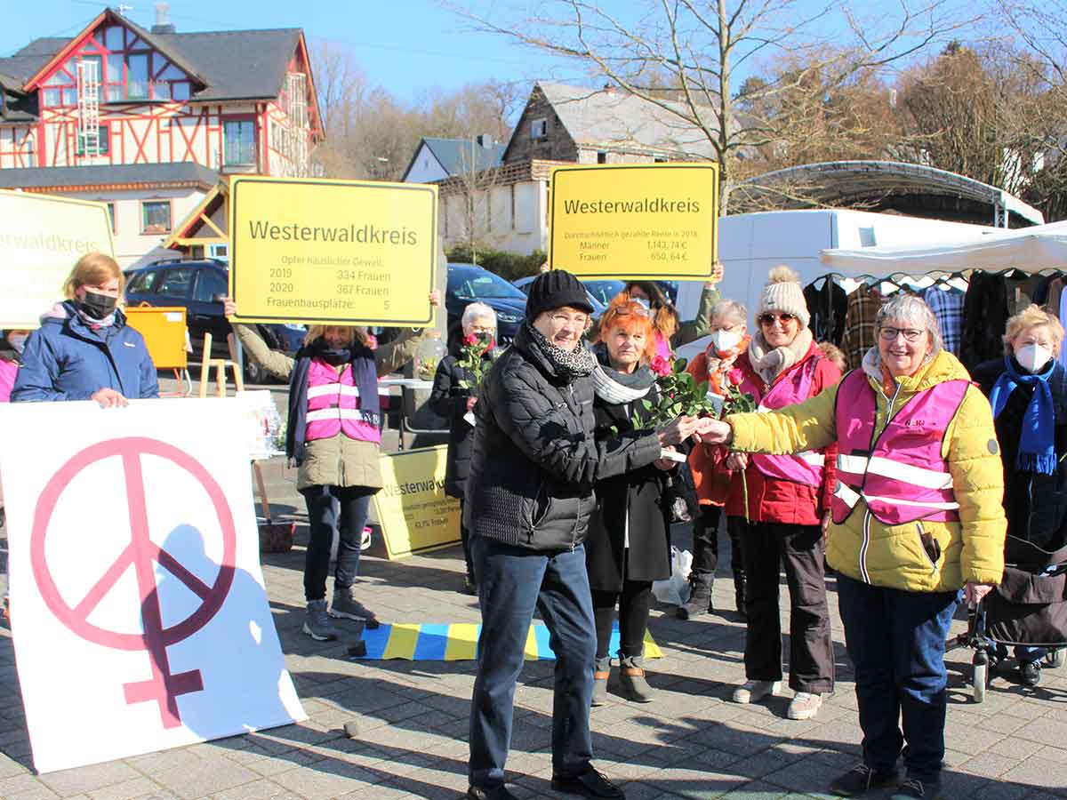 Es war viel los, am Infostand zum Weltfrauentag. (Foto: Wolfgang Rabsch)