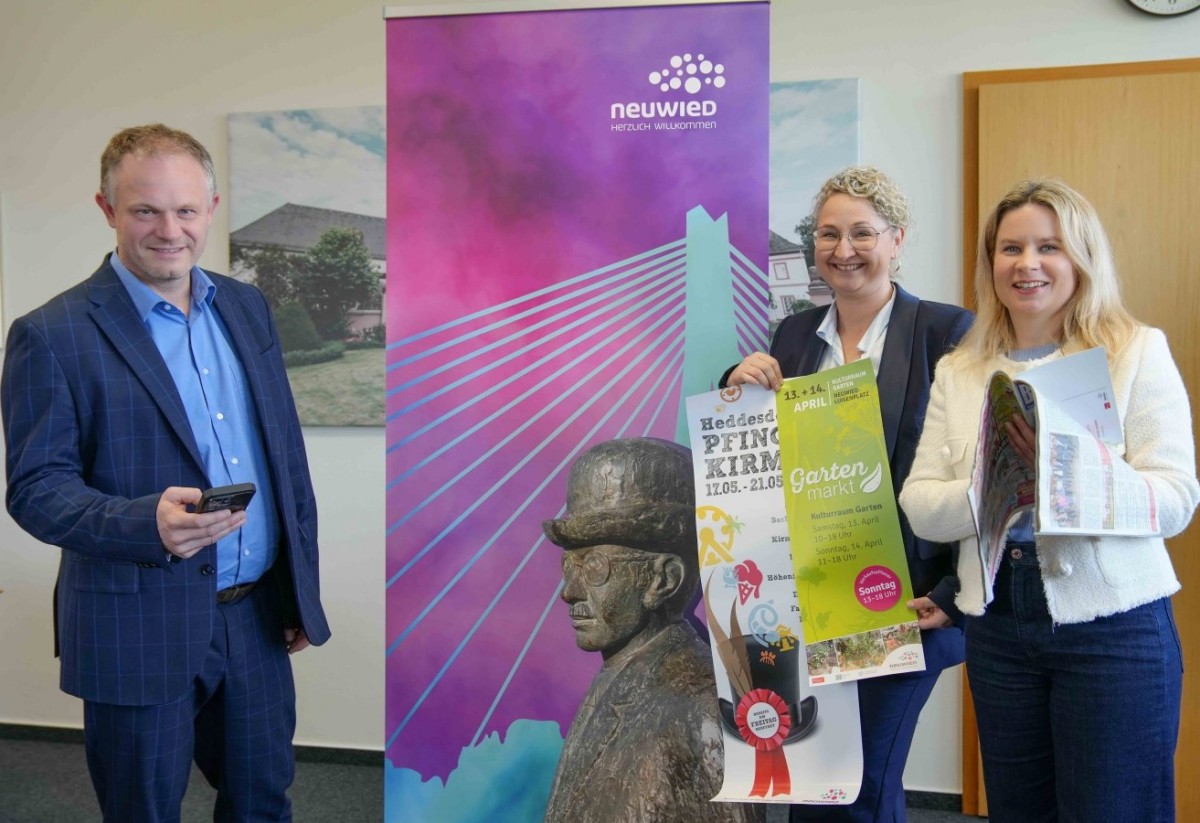 Mit einer crossmedialen Kampagne animieren Oberbrgermeister Jan Einig, Julia Kloos-Wieland und Lena Hver vom Amt fr Stadtmarketing zur Teilnahme an der Umfrage. (Foto: Stadt Neuwied/Maxie Meier)
