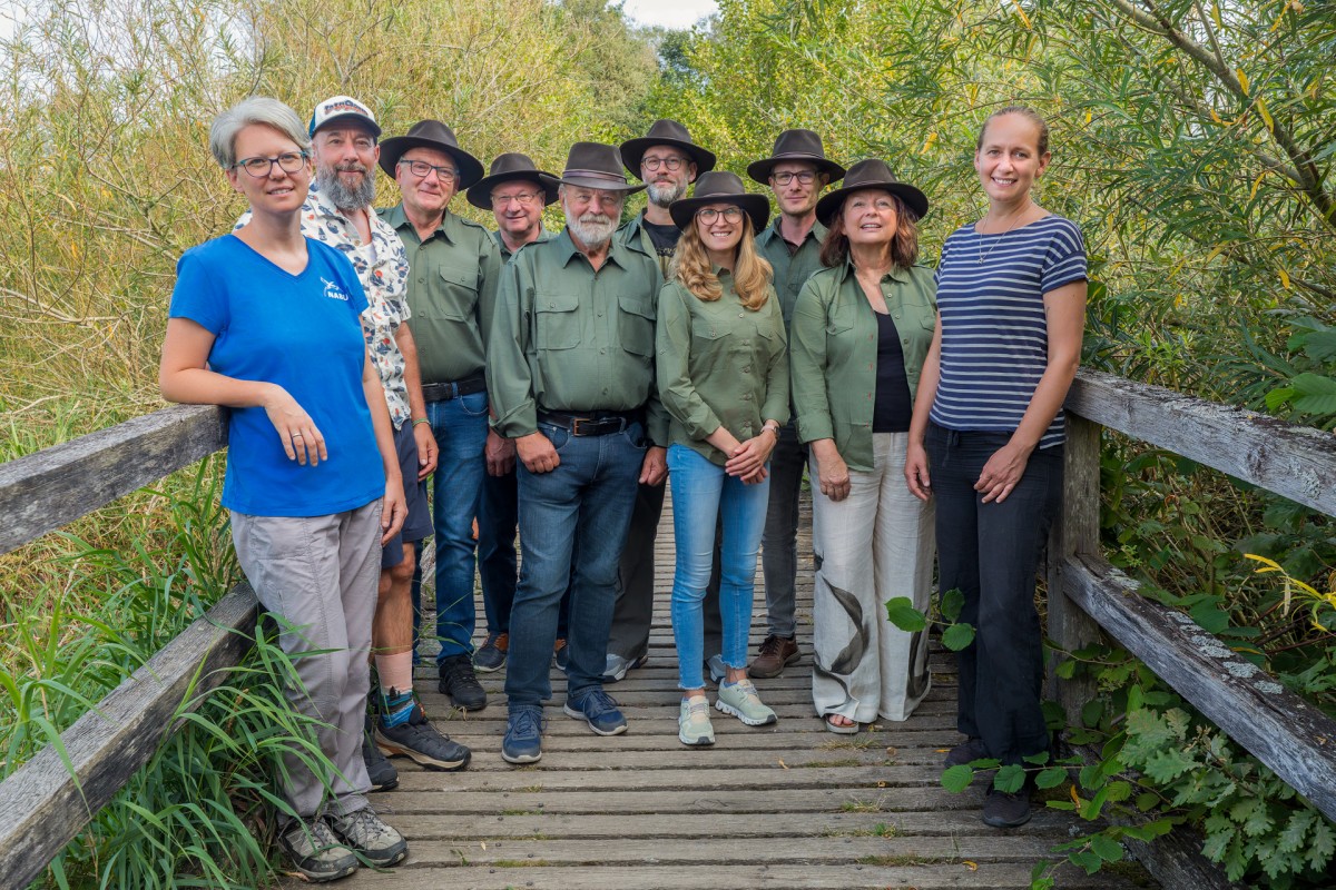 Sieben der neun frisch ausgebildeten Seenscouts, links auen Stefanie Ullmann und Frank Steinmann, rechts auen Cosima Lindemann. (Foto: Frank Steinmann)