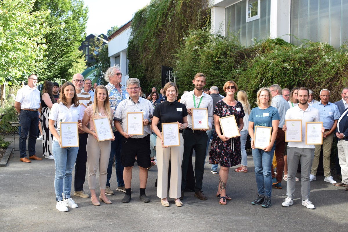 v. l. n. r.: Lisa Effert (Tourist Information Hachenburger Westerwald), Olaf Gstettner (Hotel Zugbrcke Grenzau), Theresa Fetz-Helfert (Tourist Information Haiger), Dr. Peter Zimmer (CEO der TourCert GmbH), Roger Giel (Hiens Bistro), Christina Heinz (Hotel Heinz GmbH), Oliver Filby (Nachhaltigkeitsbeauftragter der Westerwald Touristik-Service GbR), Nicole Reifenrath (Camping im Eichenwald), Ina Fischer (Flurhof Fischer), Jakob Pfeifer (Glockenspitze Hotel Betriebsgesellschaft & Restaurant Maracana). (Foto: Annika Kaufmann)