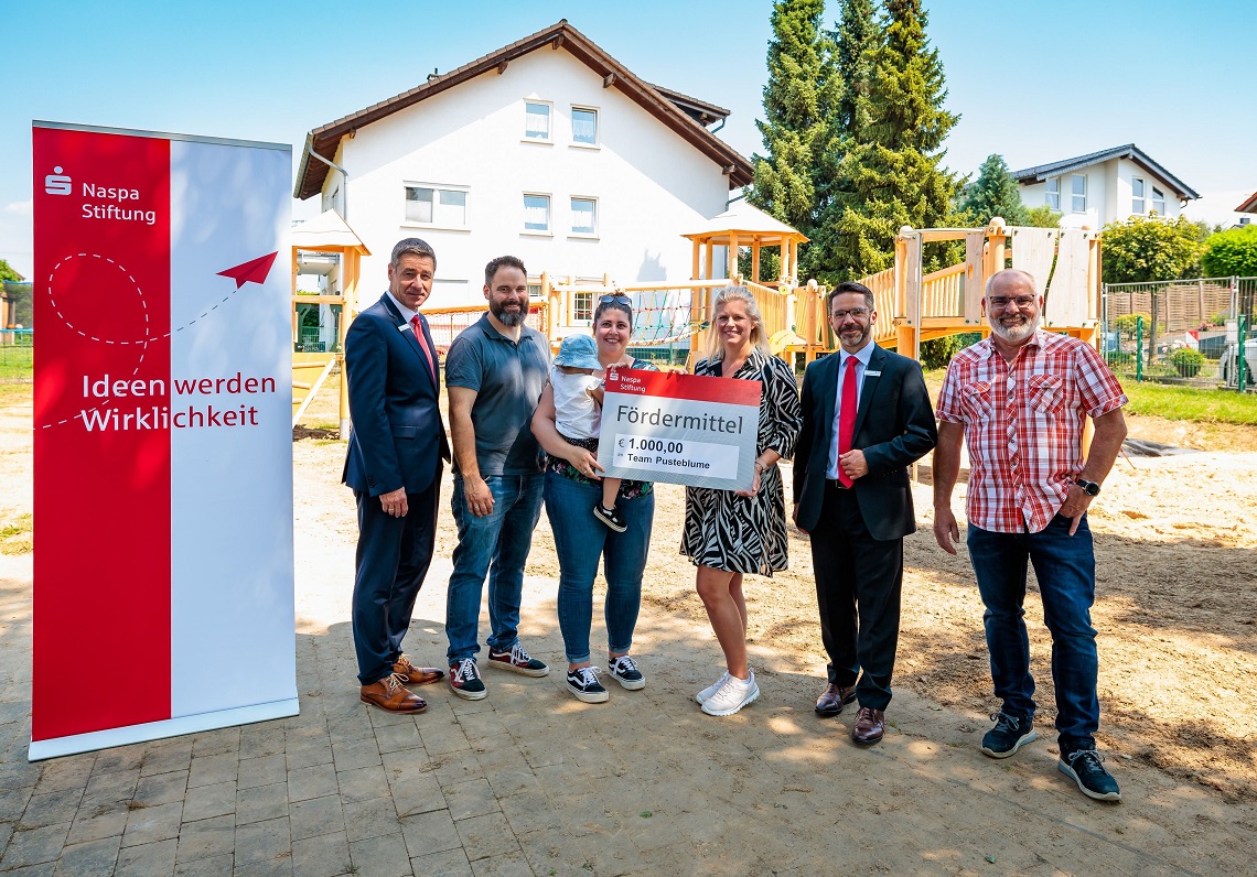 Die Frdermittelempfnger, Stefan Hartmann (Leiter Privatkundengeschft Region Nord) und Jens Prange-Wegmann (Geschftsfhrer der Naspa Stiftung) (Foto: Jrg Halisch)