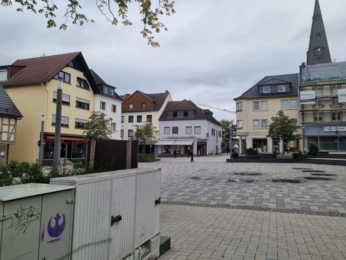 Auf dem Marktplatz in Altenkirchen wird am Nationalfeiertag der Deutschen Einheit gedacht. (Foto: vh)