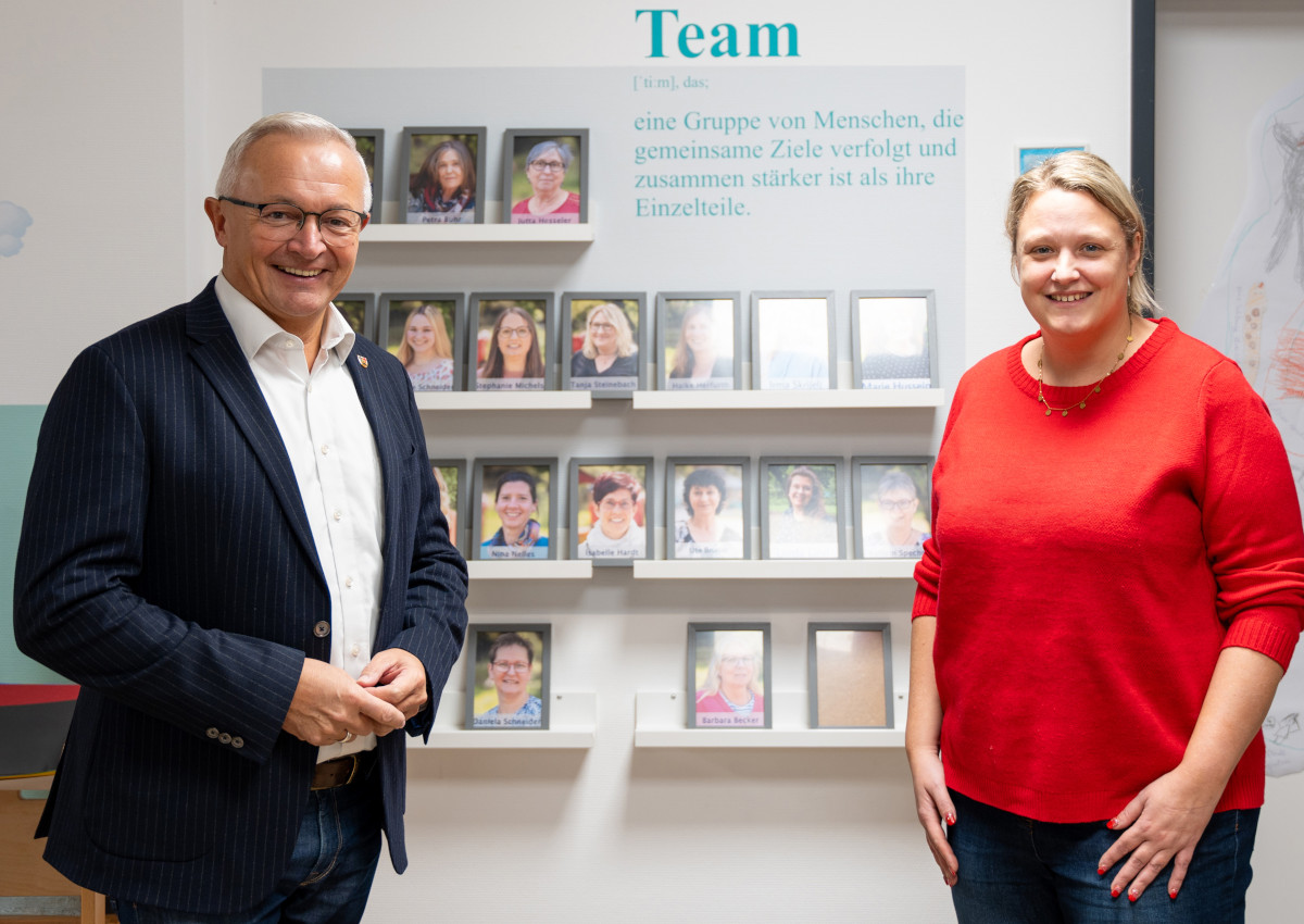 Die Leiterin der KITA "Regenbogenland" in Niederbreitbach, Daniela Polifka, brachte Landrat Achim Hallerbach beim Ortstermin auch das erfolgreiche Bewegungs-Konzept nahe. (Foto: Martin Boden / Kreisverwaltung Neuwied)