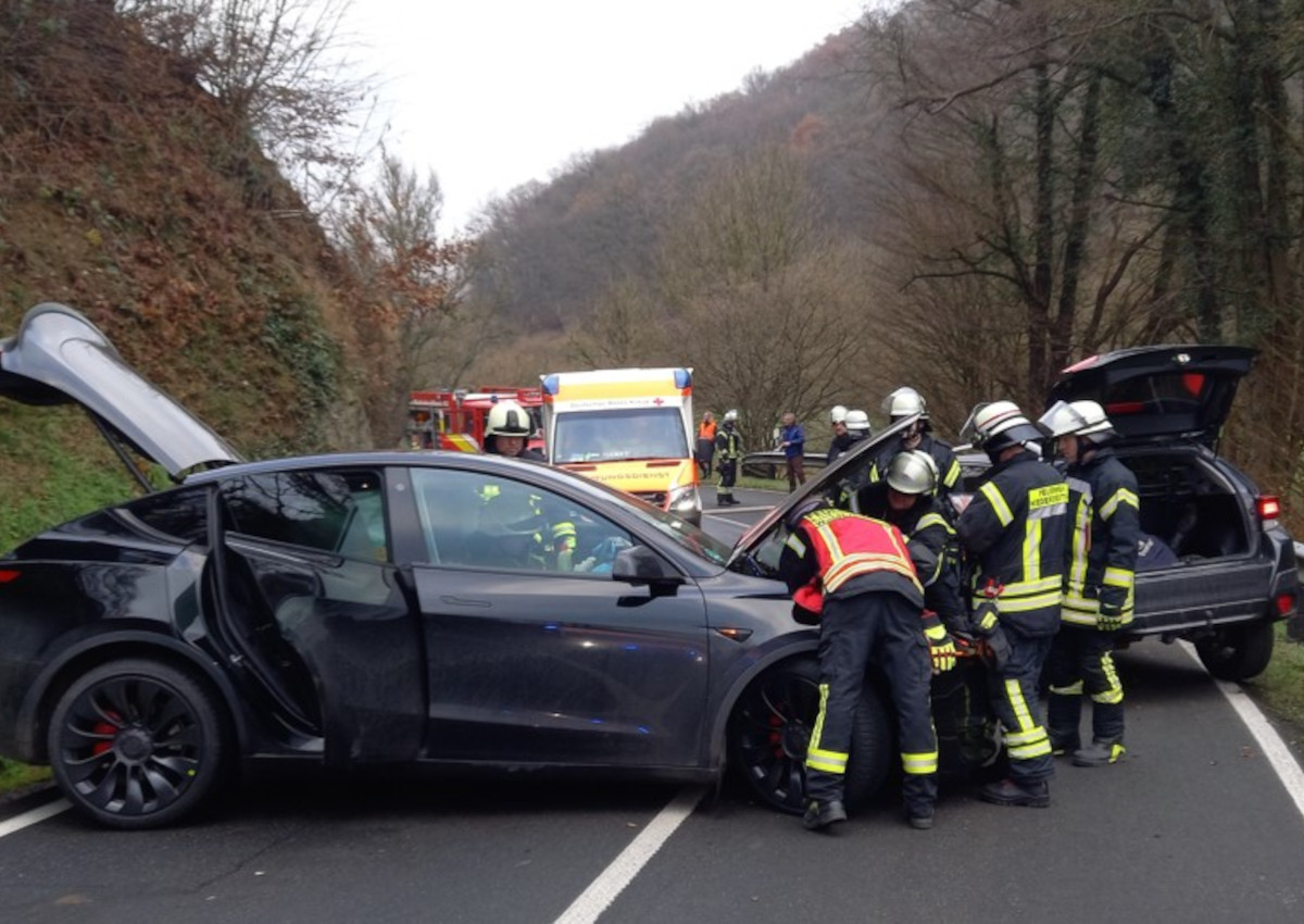 Schwerer Unfall auf der L255 bei Niederbreitbach: Zwei Autos krachen frontal ineinander