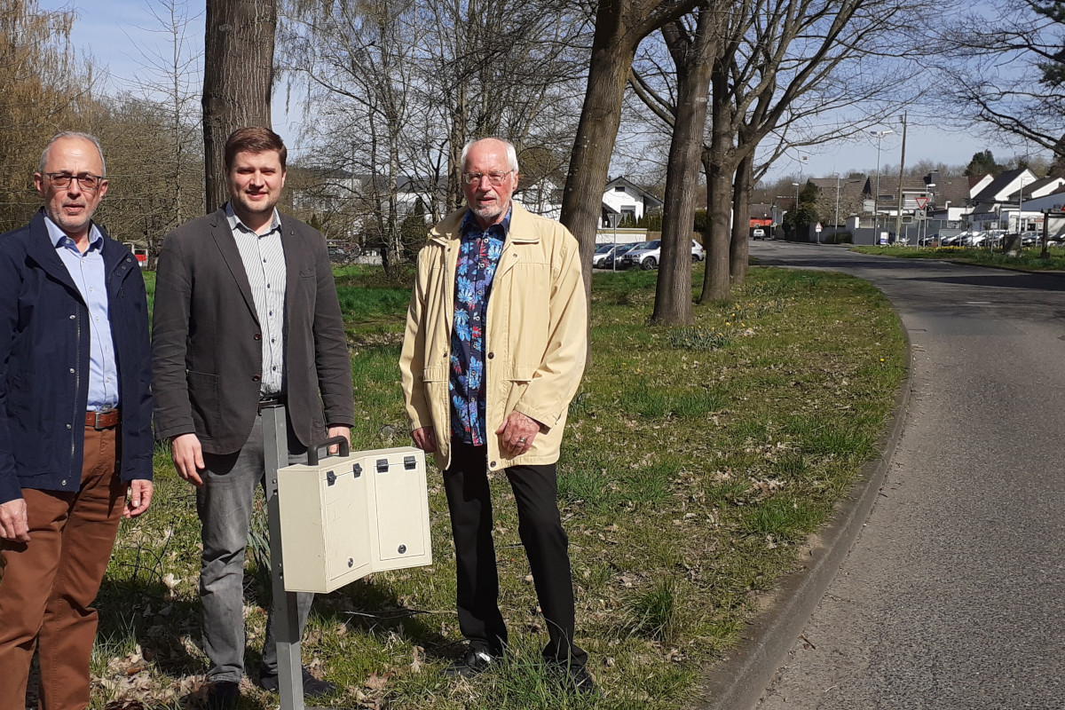 Warten gespannt auf die Verkehrsdaten: Wolfgang Hardt, Investor Eduard Gossen, Romed-Heinrich Kaufhold (von links). (Foto: CDU OV/Hardt)