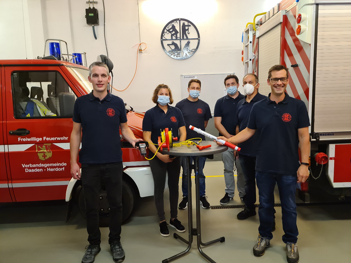 Die Feuerwehr Niederdreisbach freut sich ber die ntzliche Spende des Frdervereins. (Foto: Feuerwehr Niederdreisbach) 