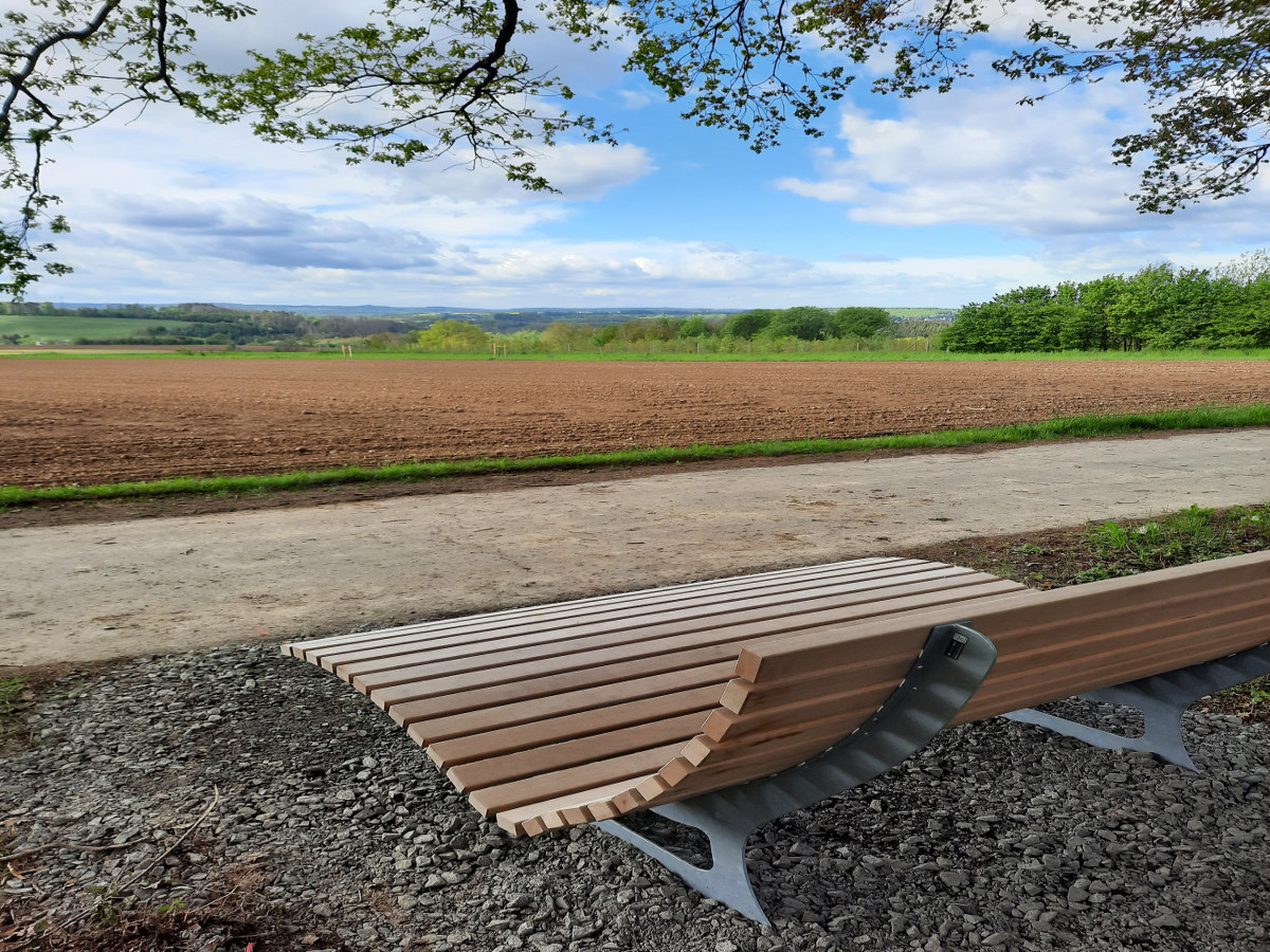 Am Waldrand oberhalb von Neitersen ldt neuerdings eine Ruhebank zum Verweilen mit schnem Ausblick ein. 