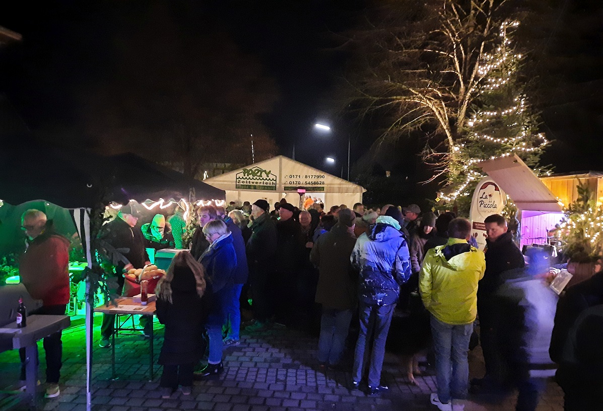 Neitersen freut sich ber seinen Weihnachtsbaum. (Fotos: Ortsgemeinde)