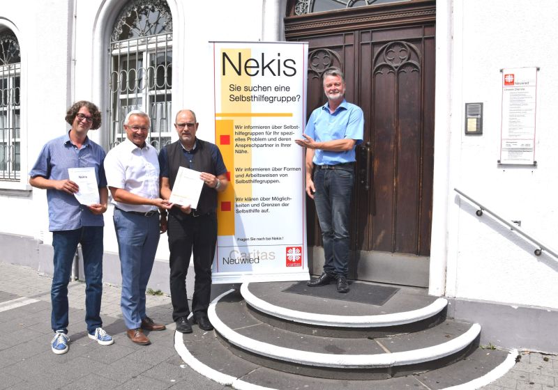 V.l.: Nekis Mitarbeiter Jens Arbeiter, Landrat Achim Hallerbach, Psychiatriekoordinator Dr. Ulrich Kettler und Caritasdirektor Eberhard Khler. Foto: privat