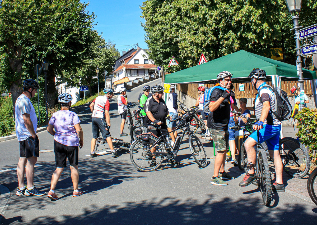 ber 160 Radfahrer lieen es sich nicht nehmen, bei der Spendentour zugunsten der Sarkomforschung in Niedererbach in die Pedale zu treten. (Fotos: Paulina Noll)