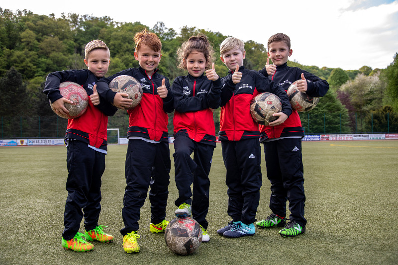 Spieler aus der E-Jugend der DJK Neustadt/Fernthal freuen sich ber die Spende des Unternehmens Birkenstock zur Frderung des regionalen Jugendsports. Foto: Verein
