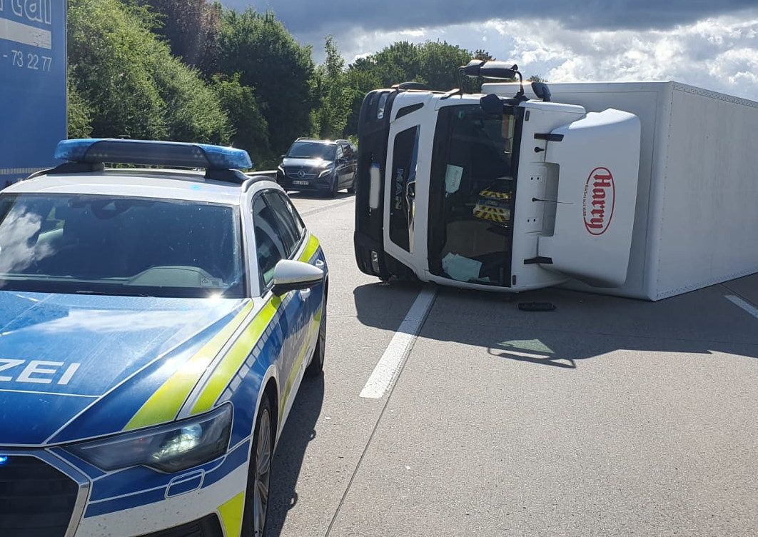 Der Lkw strzte um und blockierte die Fahrbahn der A3 Richtung Kln. (Fotos: Ralf Steube)