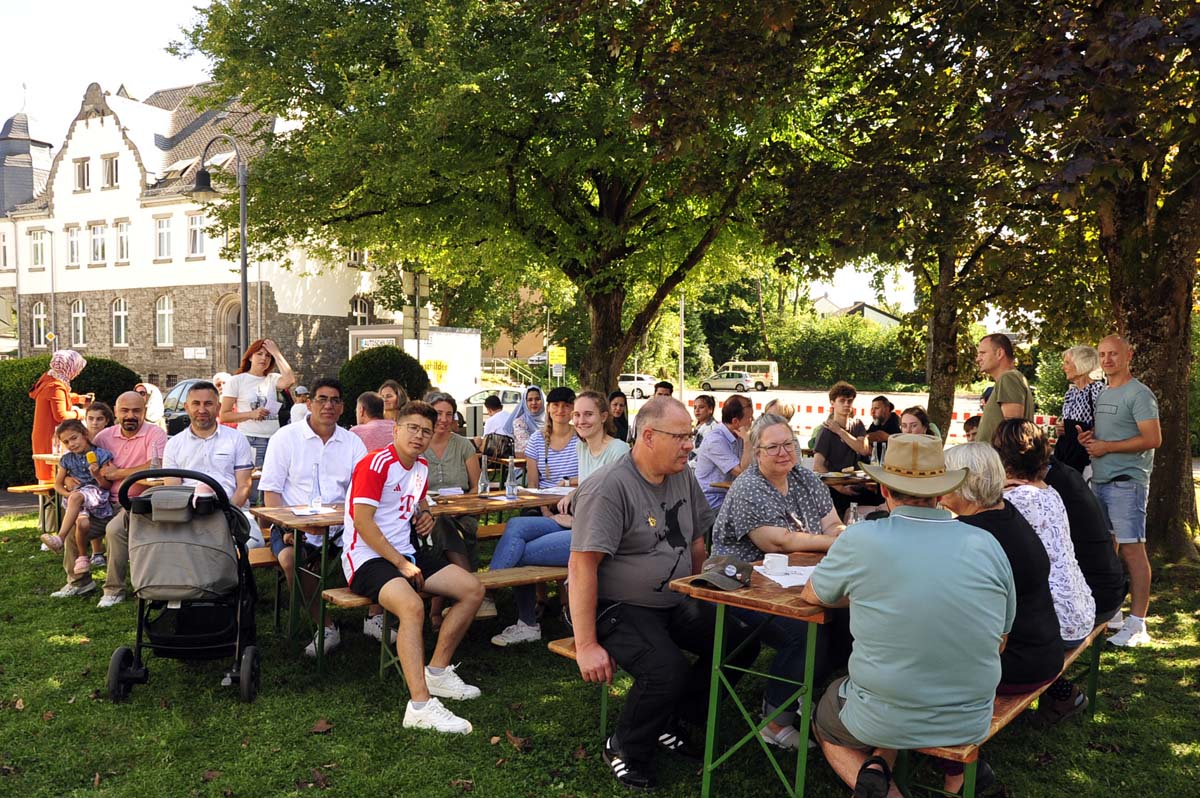 Sprache ist Element der Integration - Multi-Kulti Grillen der Caritas in Altenkirchen