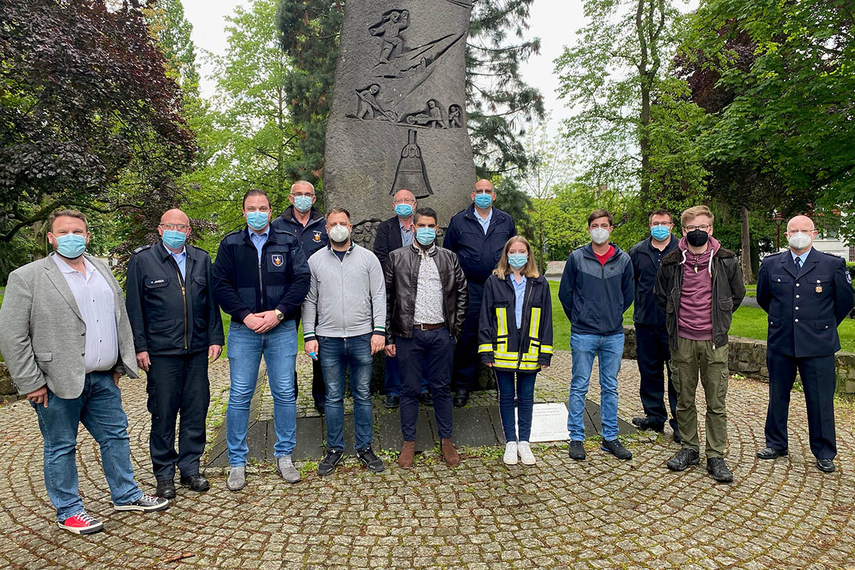 Brgermeister Christoph Mohr und die Verantwortlichen der Feuerwehr Bendorf freuen sich ber acht Neuzugnge. Foto: Stadt Bendorf