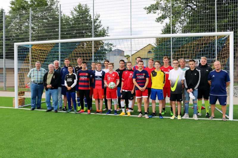 Vertreter der Stadt Selters, die Spieler der A-Jugend, Trainer und Vorstand der Spvgg Saynbachtal Selters freuen sich auf die Heimspiele auf den neuen Kunstrasenplatz in Selters. Foto: privat