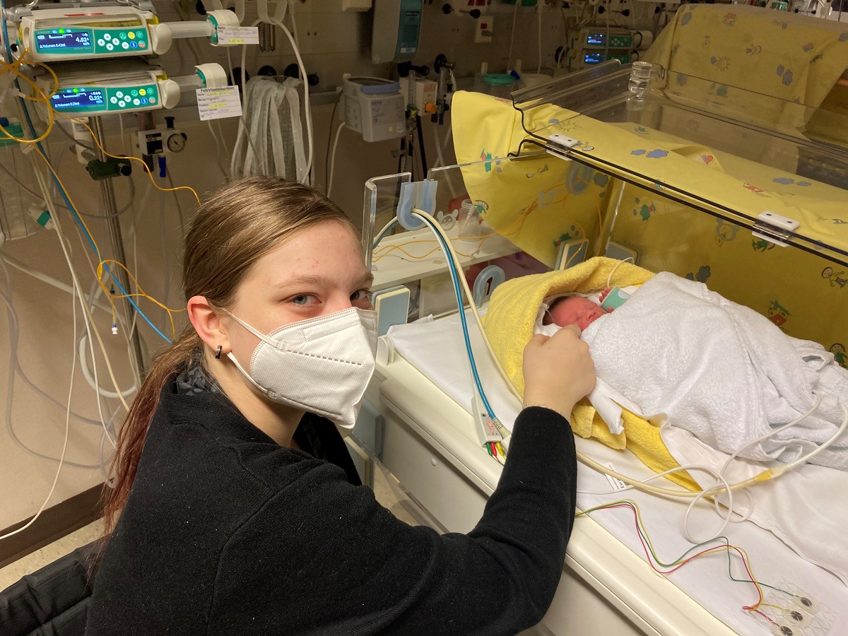 Die frischgebackene Mama Ashley Chiara und ihr Baby Elina Louise. (Foto: Marienhaus Klinikum)