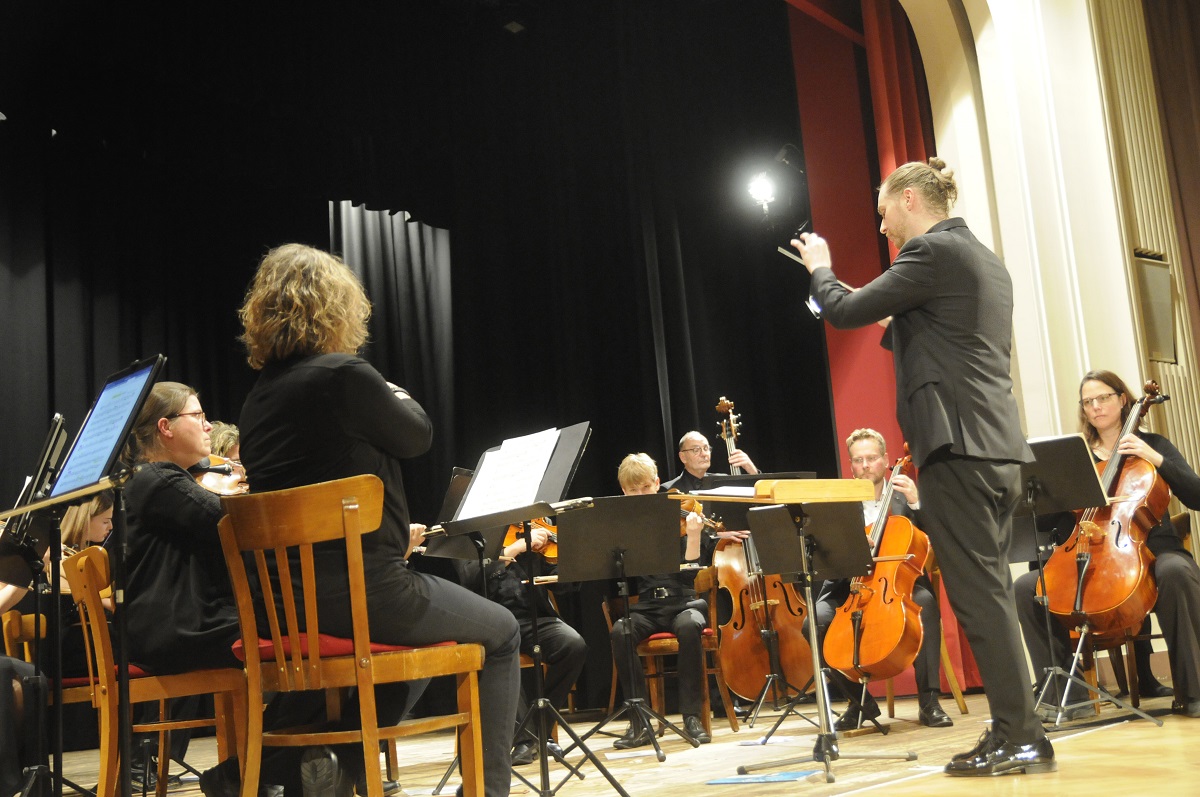 Das Kammerorchester Westerwald-Sieg begeisterte im Httenhaus Herdorf zahlreiche Zuhrer bei seinem ersten Neujahrskonzert. (Foto: Kreismusikschule/Gerd Asmussen)